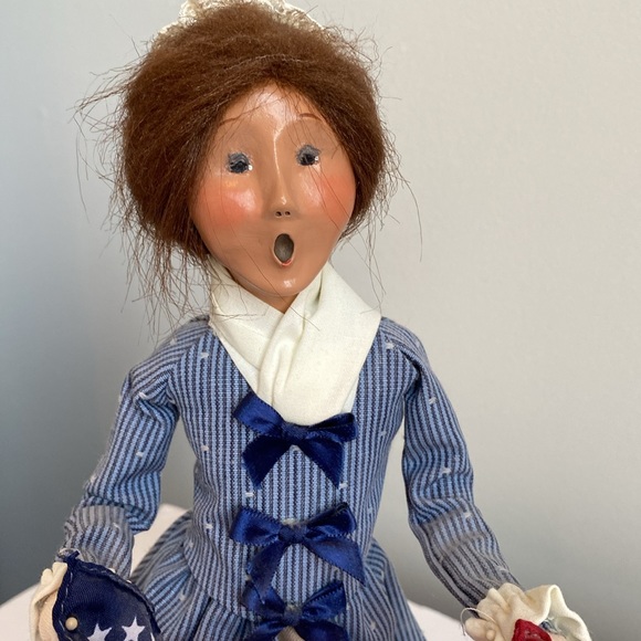 Byers' Choice Colonial Woman Holding American Flag - 2002 - Picture 2 of 10